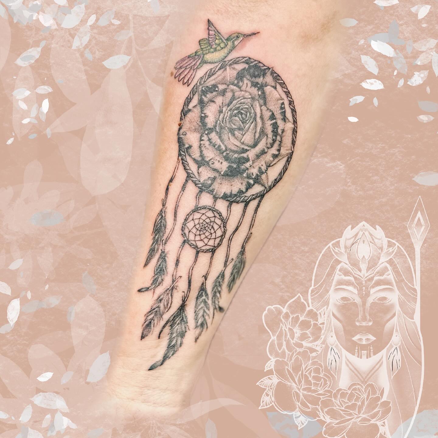 tatouage rose sur un attrape reve avec un colibri– Inkaat